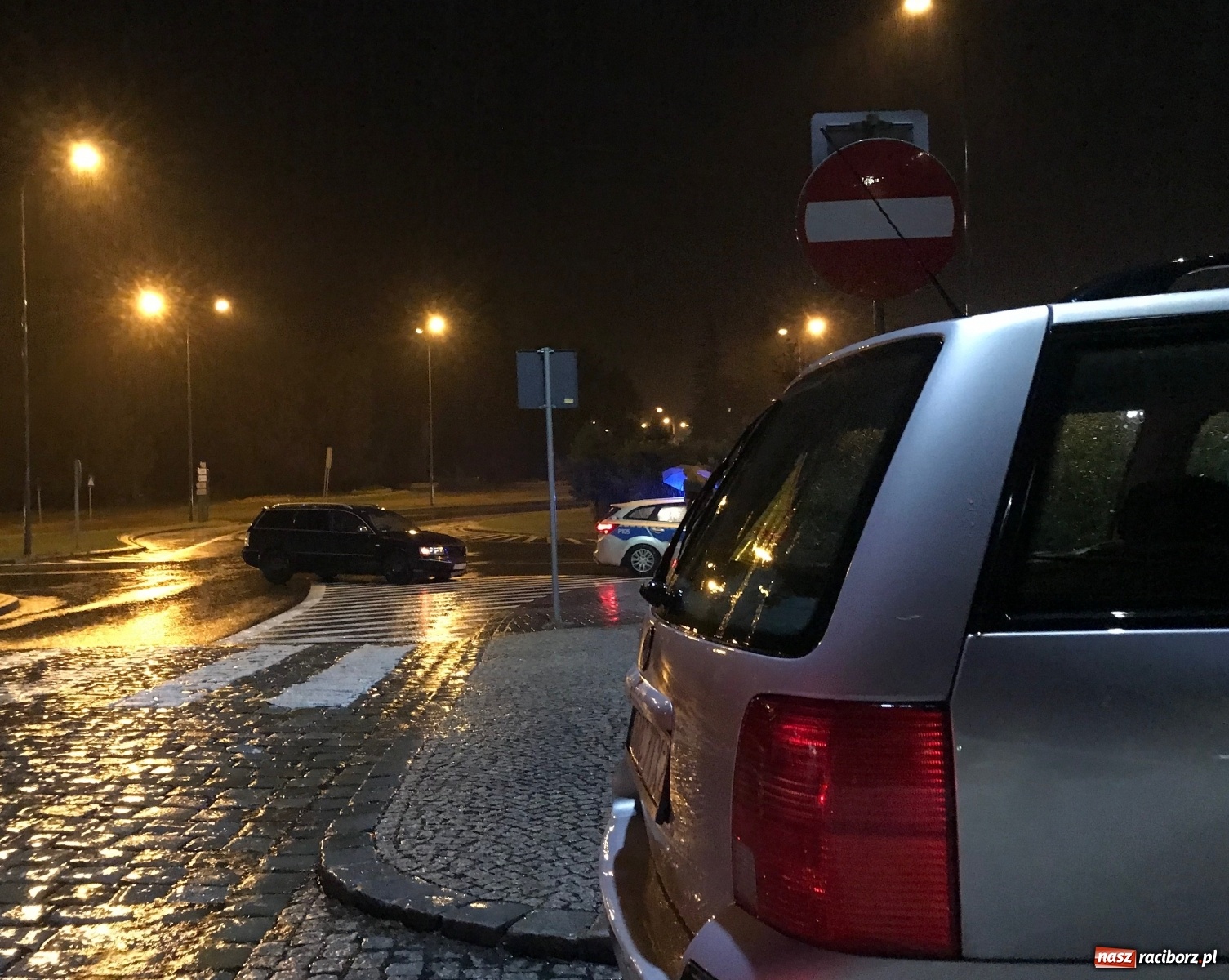 Zdjęcie w galerii na portalu naszraciborz.pl: Kolizja na rondzie w strugach deszczu [FOTO]  wiadomości z regionu