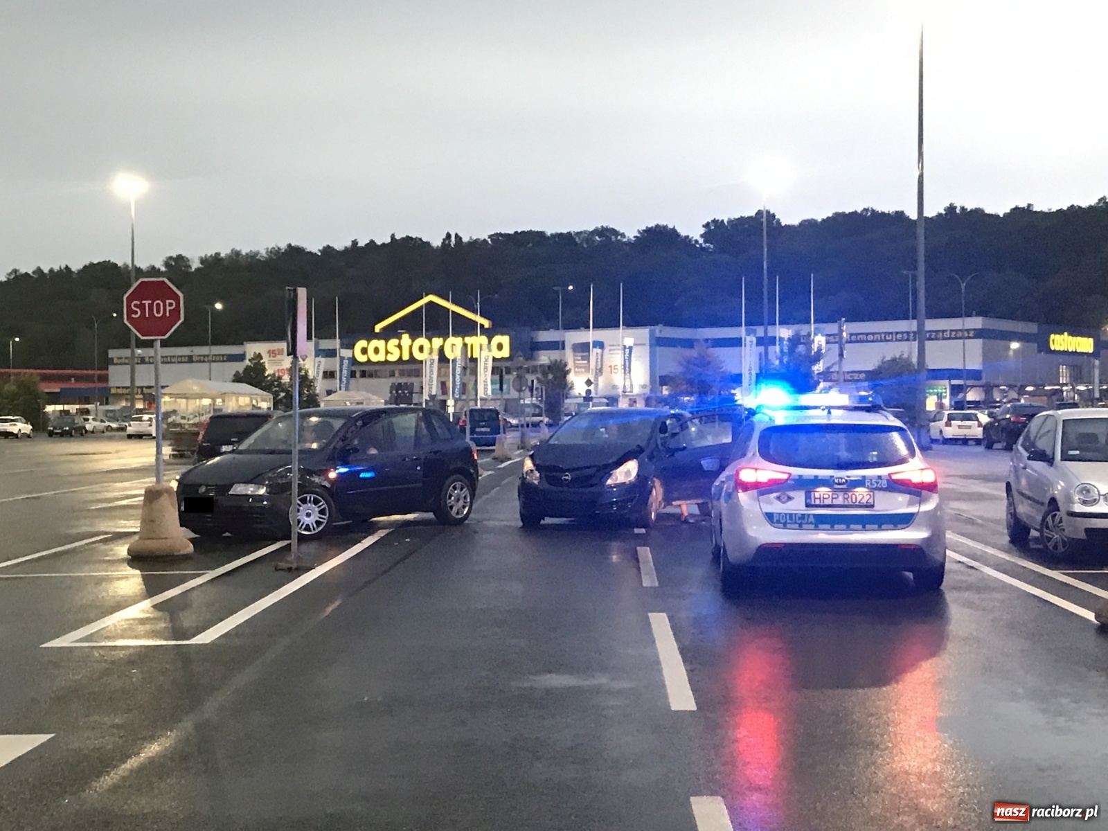 Zdjęcie w galerii na portalu naszraciborz.pl: Kumulacja na Rybnickiej. Potrącenie i zderzenie w jednym czasie [FOTO] wiadomości z regionu