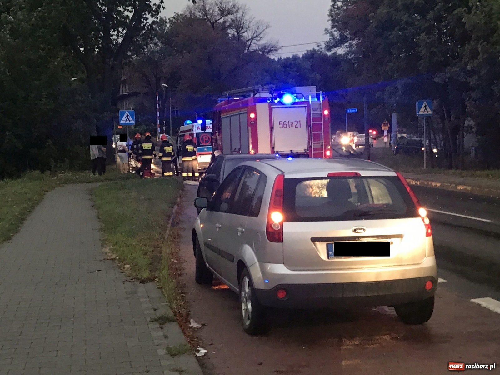 Zdjęcie w galerii na portalu naszraciborz.pl: Kumulacja na Rybnickiej. Potrącenie i zderzenie w jednym czasie [FOTO] wiadomości z regionu