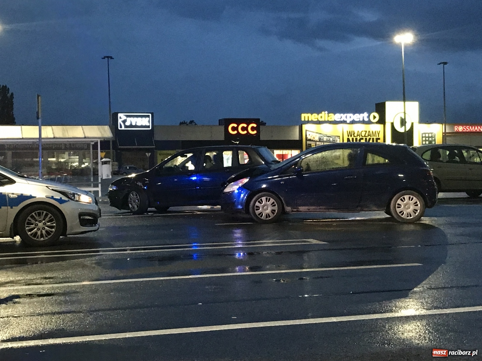 Zdjęcie w galerii na portalu naszraciborz.pl: Kumulacja na Rybnickiej. Potrącenie i zderzenie w jednym czasie [FOTO] wiadomości z regionu