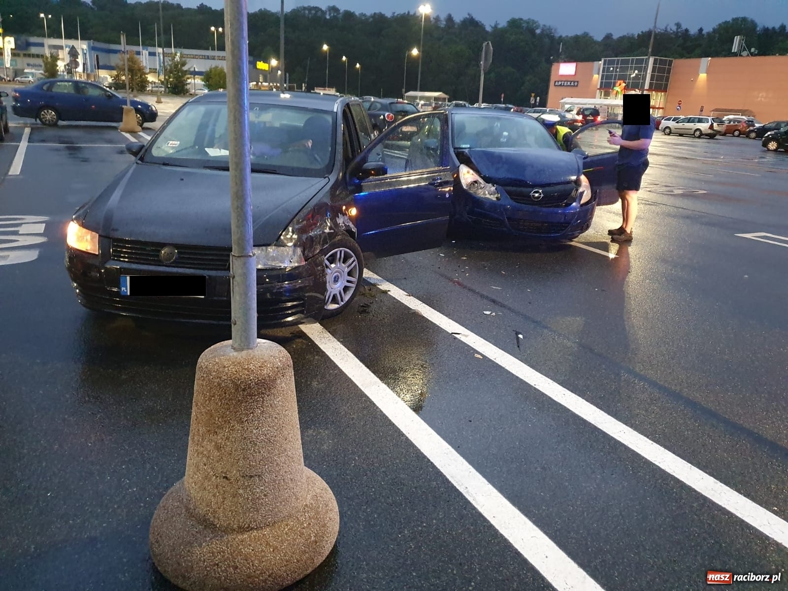 Zdjęcie w galerii na portalu naszraciborz.pl: Kumulacja na Rybnickiej. Potrącenie i zderzenie w jednym czasie [FOTO] wiadomości z regionu