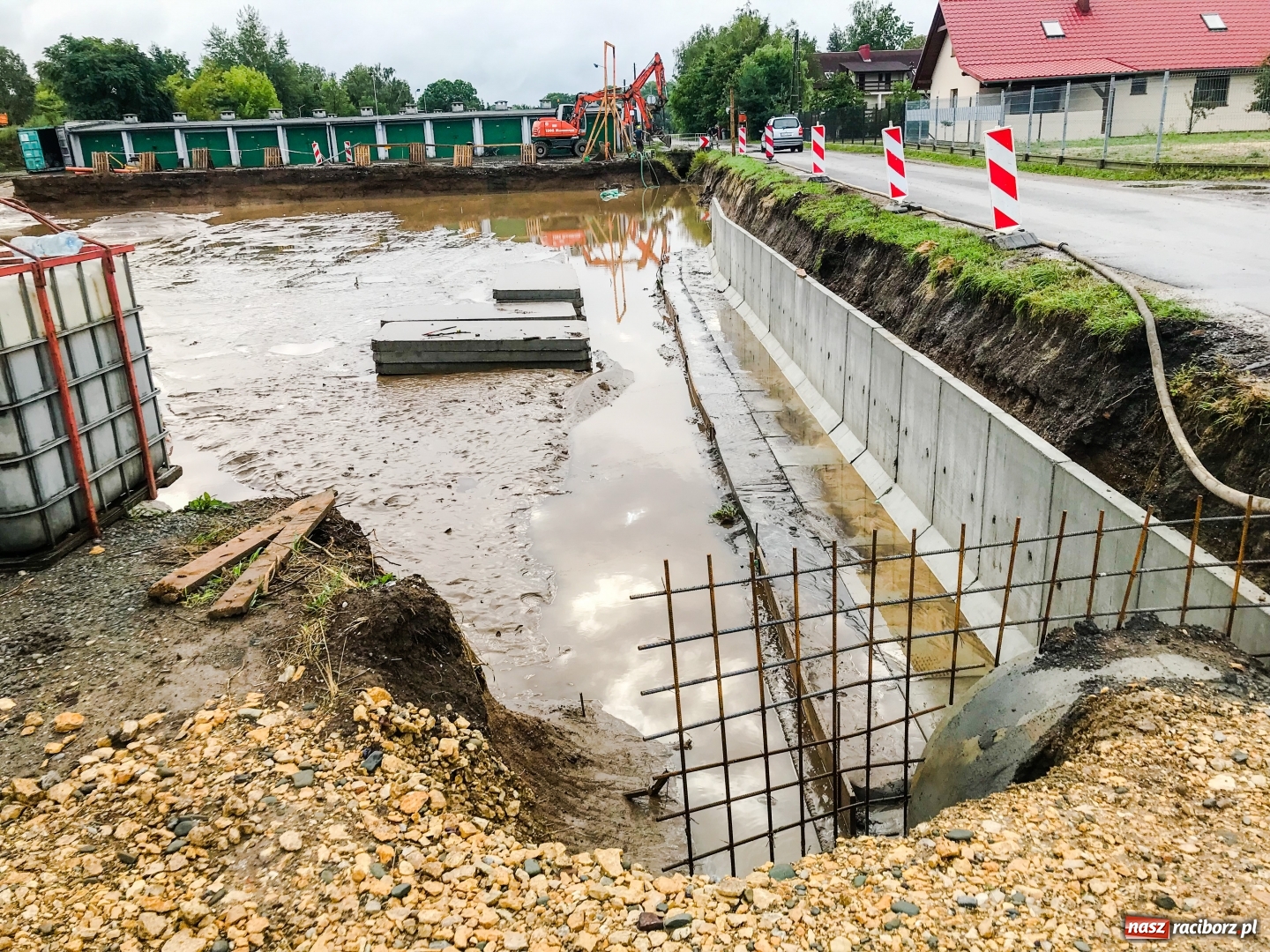 Zdjęcie w galerii na portalu naszraciborz.pl: Do budowanego zbiornika retencyjnego na Ocicach wdarła się woda [FOTO] wiadomości z regionu