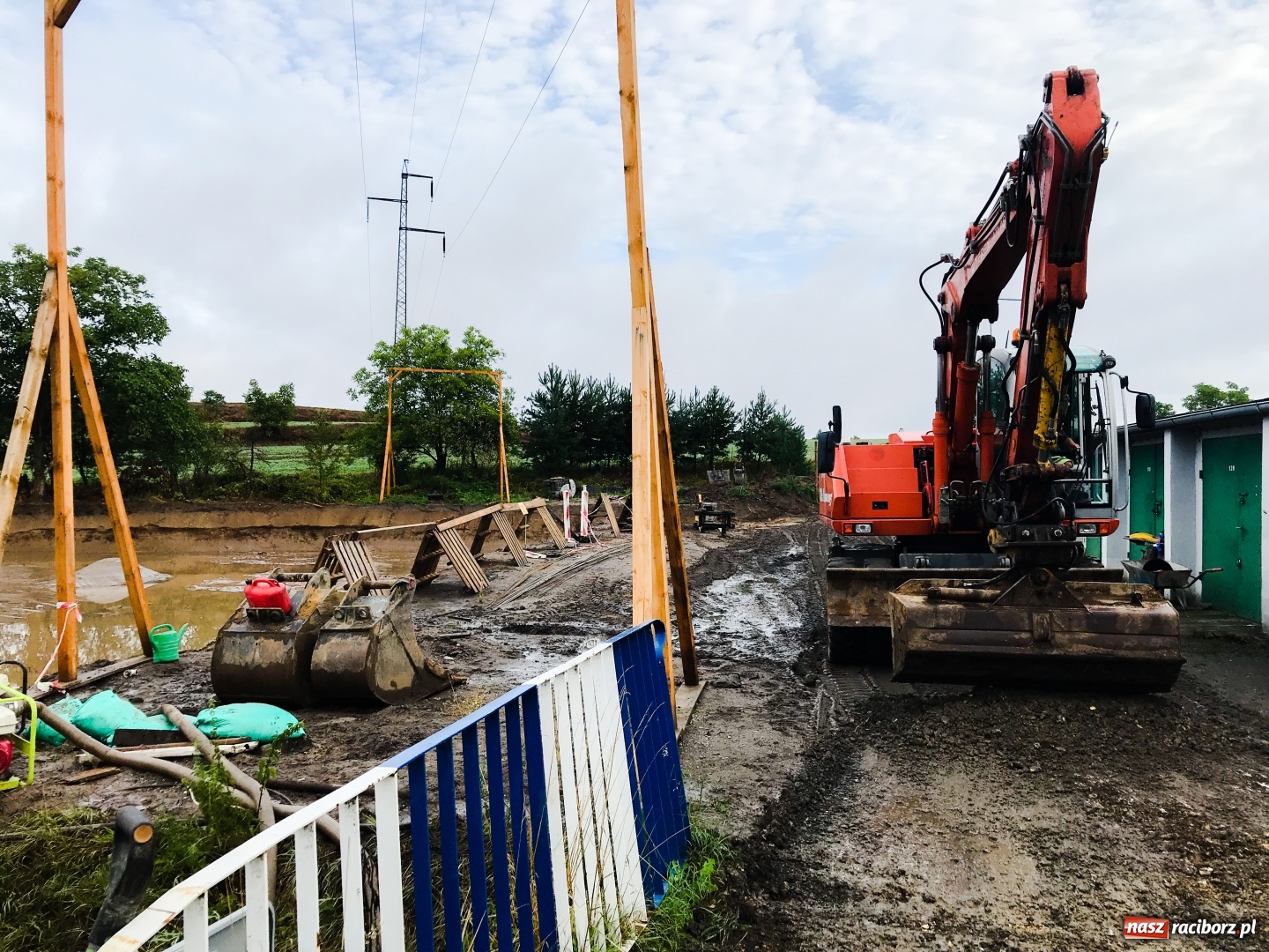 Zdjęcie w galerii na portalu naszraciborz.pl: Do budowanego zbiornika retencyjnego na Ocicach wdarła się woda [FOTO] wiadomości z regionu