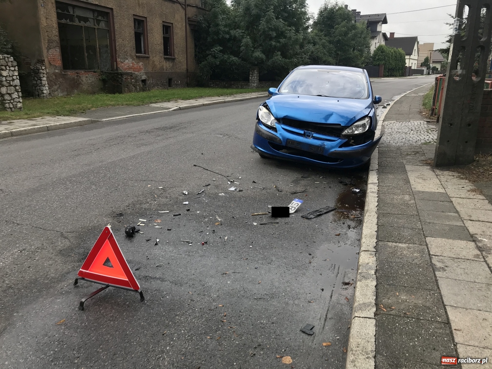 Zdjęcie w galerii na portalu naszraciborz.pl: Rozbity peugeot znaleziony na Szkolnej [FOTO]  wiadomości z regionu