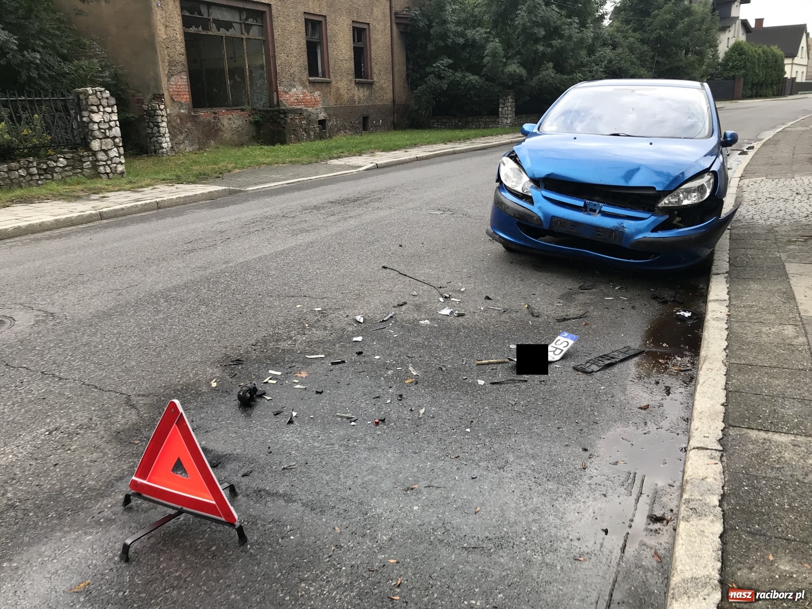 Zdjęcie w galerii na portalu naszraciborz.pl: Rozbity peugeot znaleziony na Szkolnej [FOTO]  wiadomości z regionu