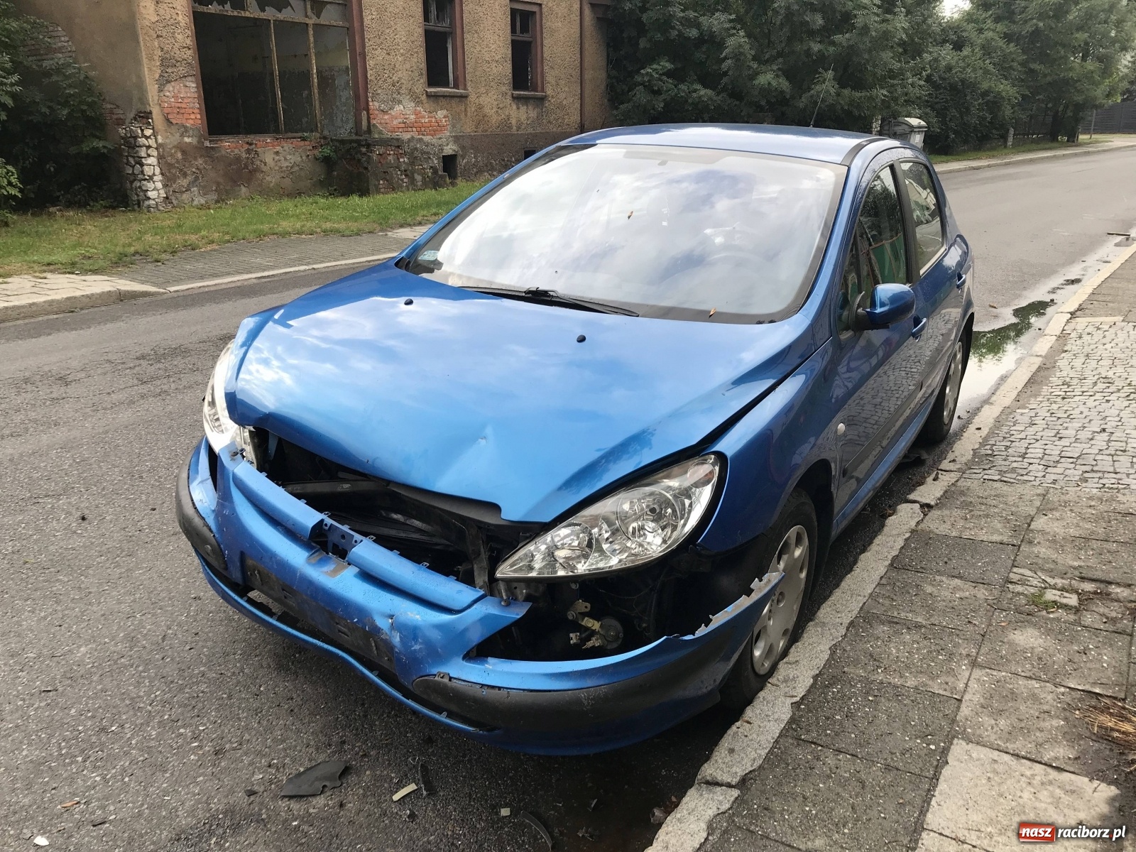 Zdjęcie w galerii na portalu naszraciborz.pl: Rozbity peugeot znaleziony na Szkolnej [FOTO]  wiadomości z regionu