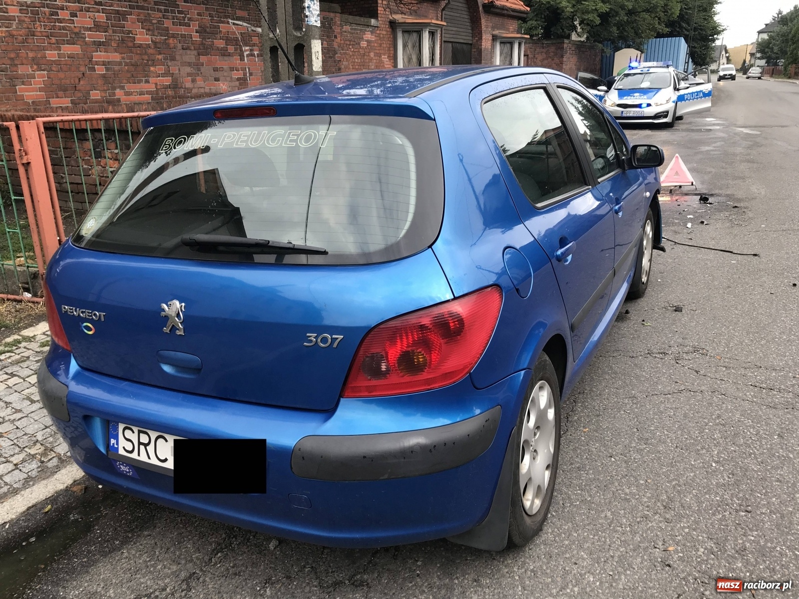 Zdjęcie w galerii na portalu naszraciborz.pl: Rozbity peugeot znaleziony na Szkolnej [FOTO]  wiadomości z regionu