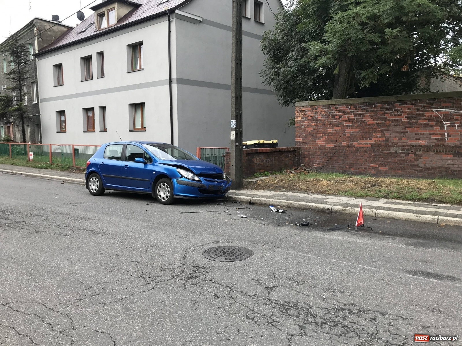 Zdjęcie w galerii na portalu naszraciborz.pl: Rozbity peugeot znaleziony na Szkolnej [FOTO]  wiadomości z regionu