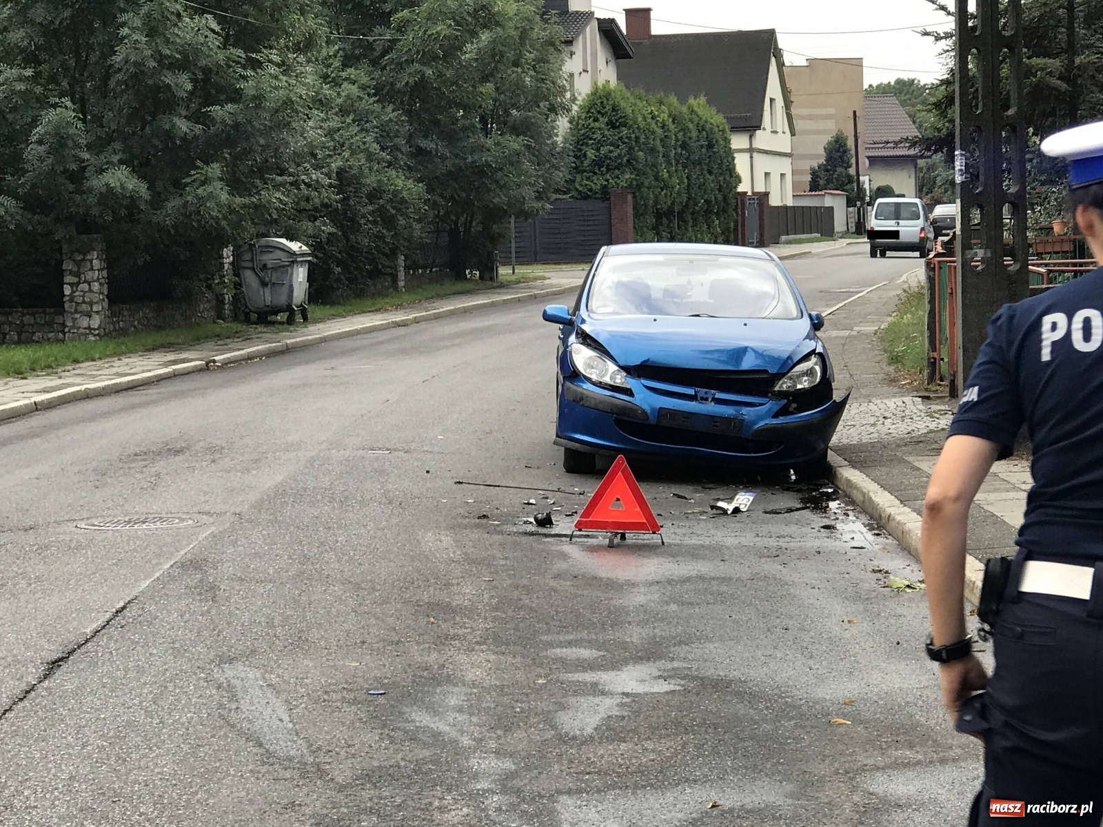 Zdjęcie w galerii na portalu naszraciborz.pl: Rozbity peugeot znaleziony na Szkolnej [FOTO]  wiadomości z regionu
