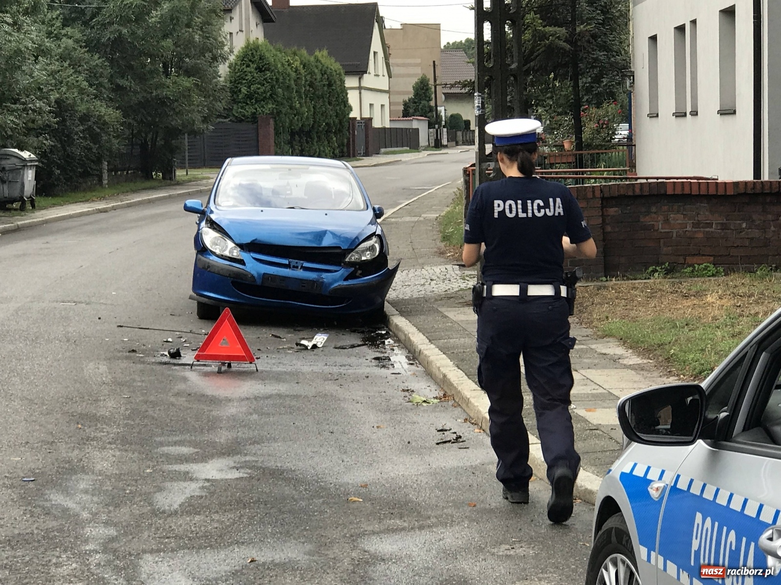 Zdjęcie w galerii na portalu naszraciborz.pl: Rozbity peugeot znaleziony na Szkolnej [FOTO]  wiadomości z regionu