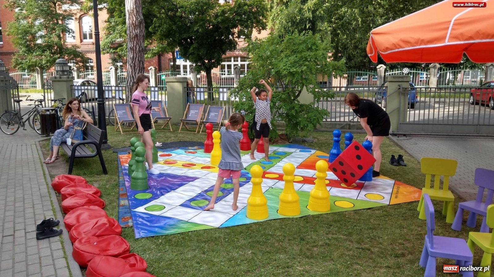 Zdjęcie w galerii na portalu naszraciborz.pl: Biblioteki pięknieją dzięki mieszkańcom Raciborza wiadomości z regionu