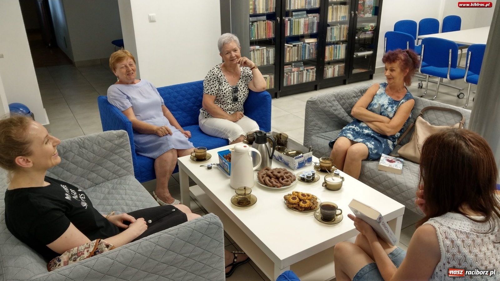 Zdjęcie w galerii na portalu naszraciborz.pl: Biblioteki pięknieją dzięki mieszkańcom Raciborza wiadomości z regionu