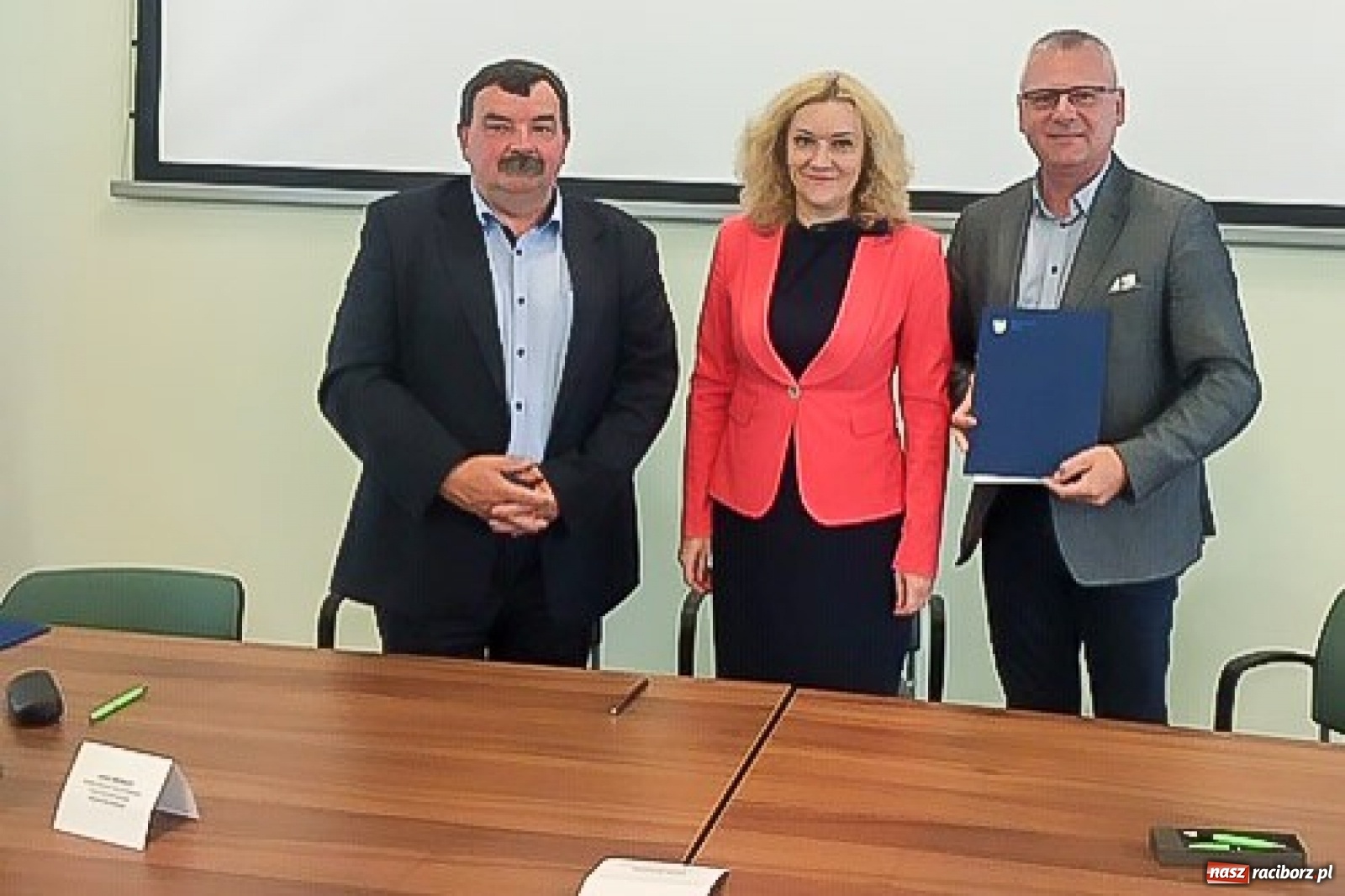 Zdjęcie w galerii na portalu naszraciborz.pl: Gminy Raciborszczyzny podpisały umowy na drogi rolne wiadomości z regionu