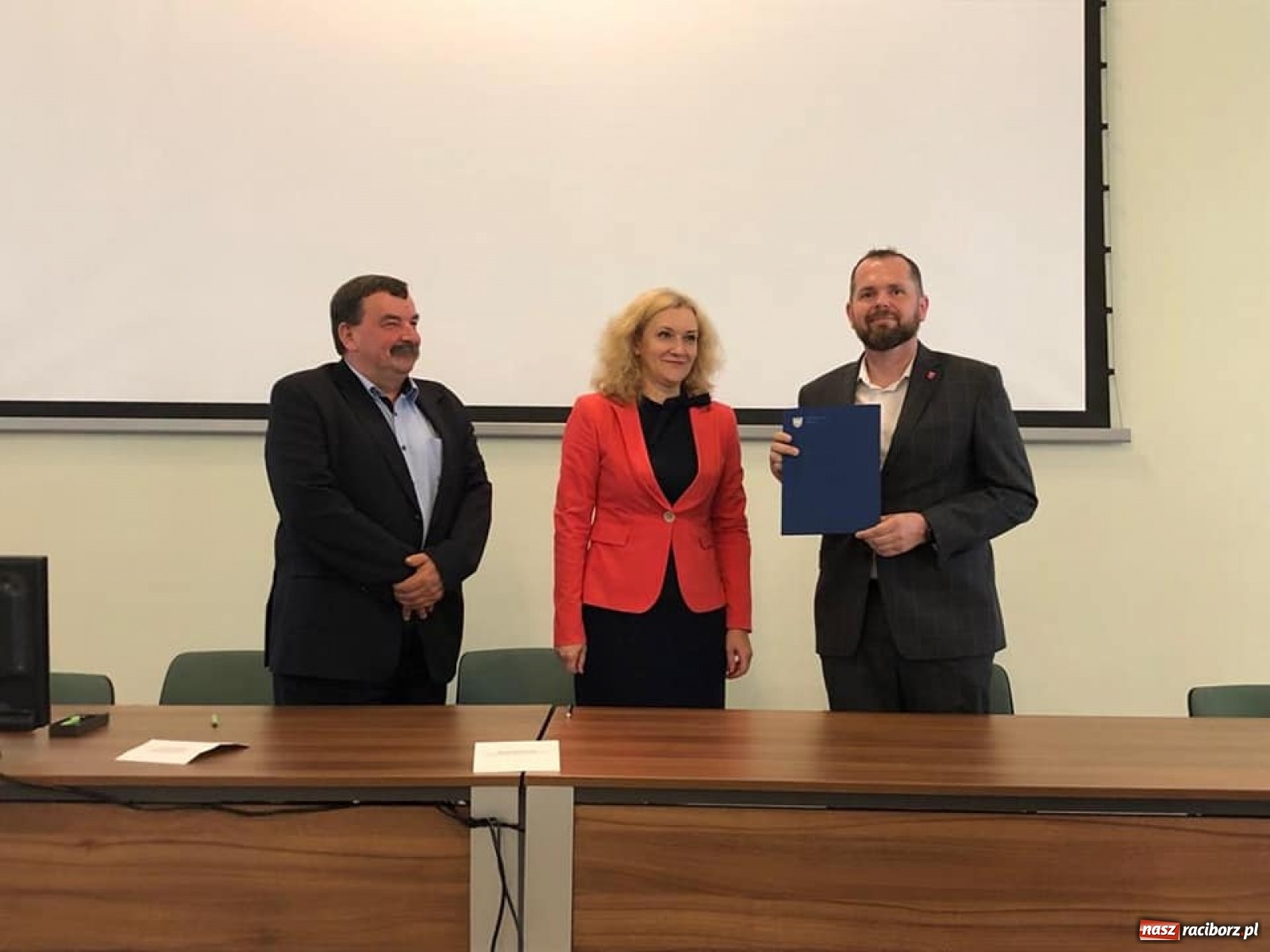 Zdjęcie w galerii na portalu naszraciborz.pl: Gminy Raciborszczyzny podpisały umowy na drogi rolne wiadomości z regionu