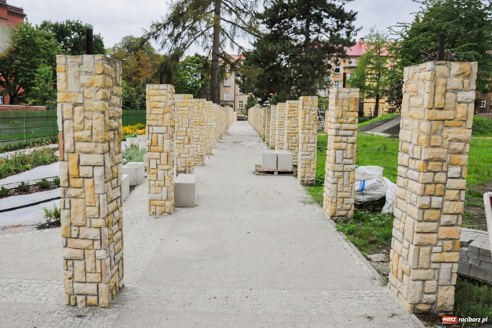 Zdjęcie w galerii na portalu naszraciborz.pl: Park Jordanowski w pełni zakwitnie wiosną [FOTO] wiadomości z regionu