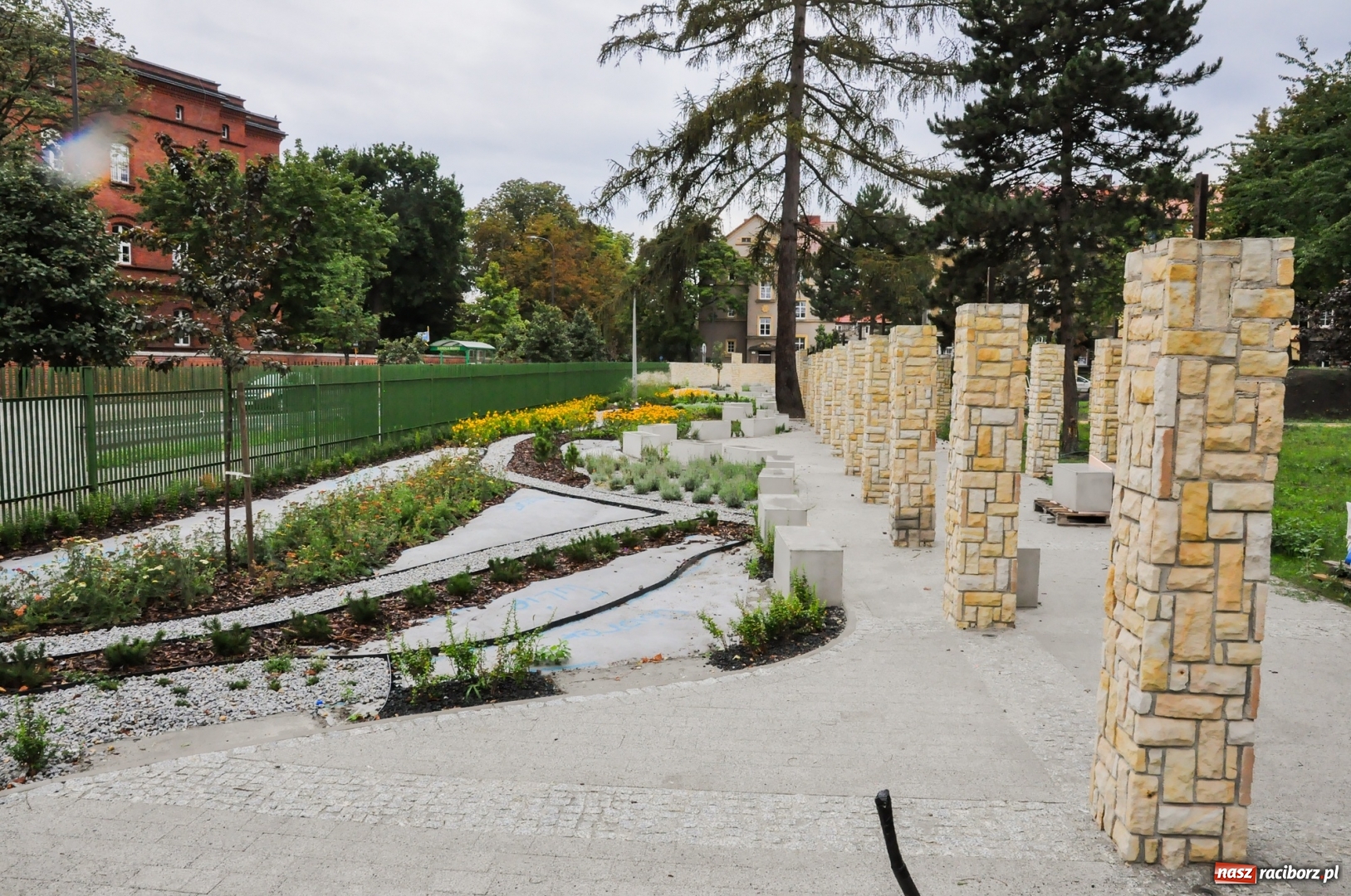 Zdjęcie w galerii na portalu naszraciborz.pl: Park Jordanowski w pełni zakwitnie wiosną [FOTO] wiadomości z regionu