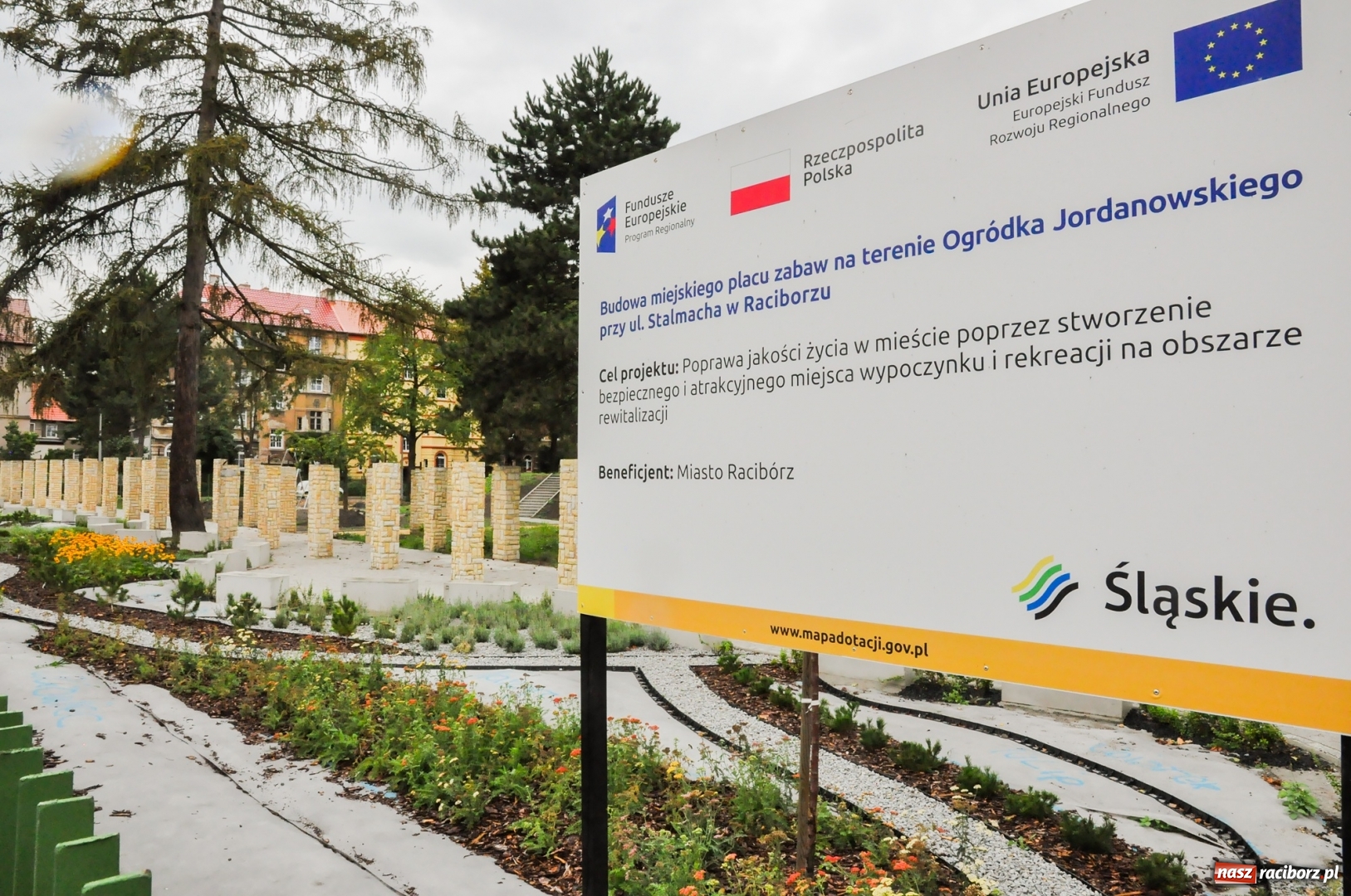 Zdjęcie w galerii na portalu naszraciborz.pl: Park Jordanowski w pełni zakwitnie wiosną [FOTO] wiadomości z regionu