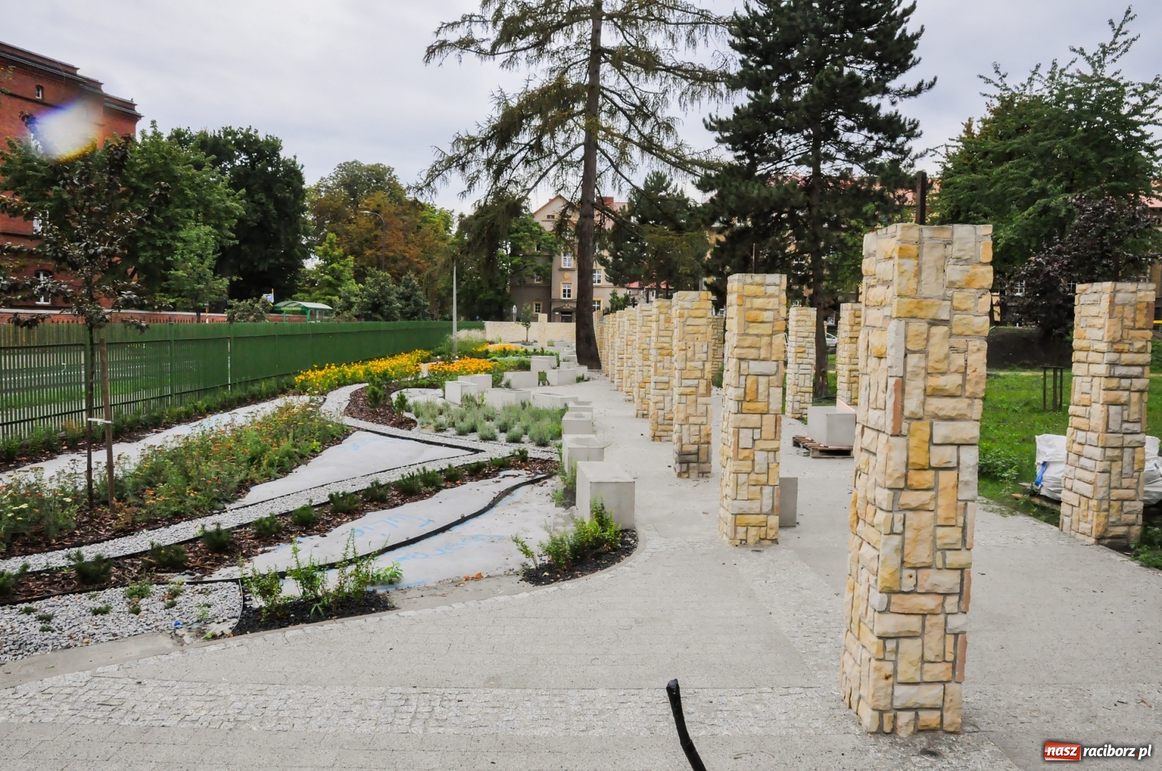 Zdjęcie w galerii na portalu naszraciborz.pl: Park Jordanowski w pełni zakwitnie wiosną [FOTO] wiadomości z regionu