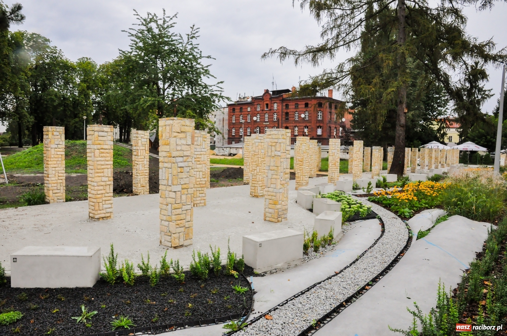 Zdjęcie w galerii na portalu naszraciborz.pl: Park Jordanowski w pełni zakwitnie wiosną [FOTO] wiadomości z regionu