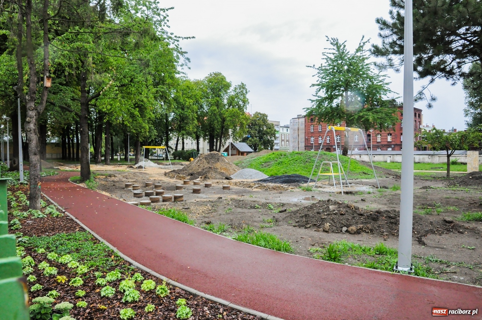 Zdjęcie w galerii na portalu naszraciborz.pl: Park Jordanowski w pełni zakwitnie wiosną [FOTO] wiadomości z regionu