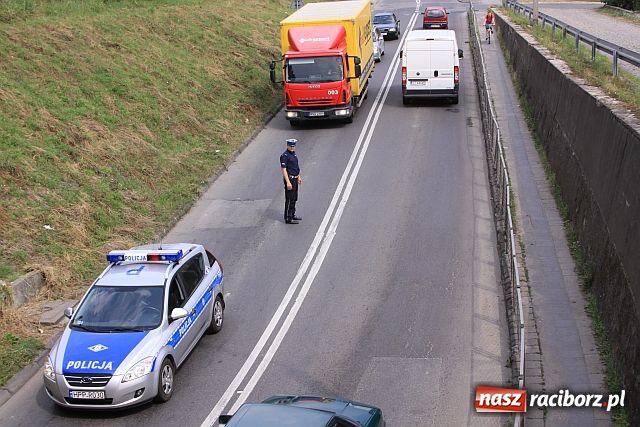 Zdjęcie w galerii na portalu naszraciborz.pl: Siadły akumulatory. Kombajn stanął wiadomości z regionu