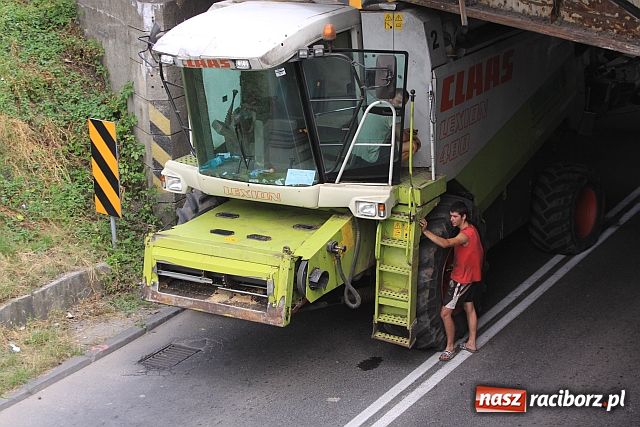 Zdjęcie w galerii na portalu naszraciborz.pl: Siadły akumulatory. Kombajn stanął wiadomości z regionu