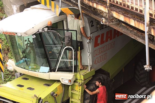 Zdjęcie w galerii na portalu naszraciborz.pl: Siadły akumulatory. Kombajn stanął wiadomości z regionu