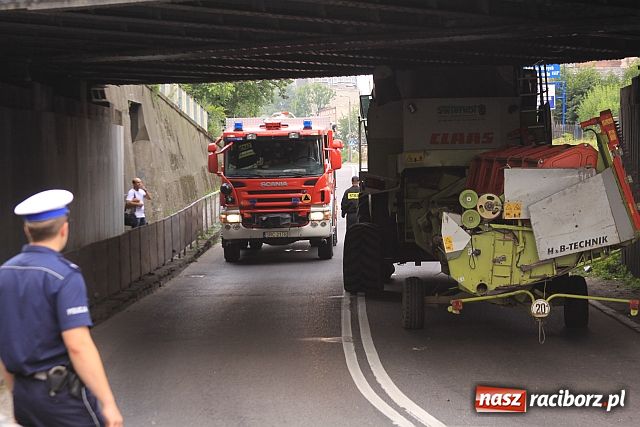Zdjęcie w galerii na portalu naszraciborz.pl: Siadły akumulatory. Kombajn stanął wiadomości z regionu