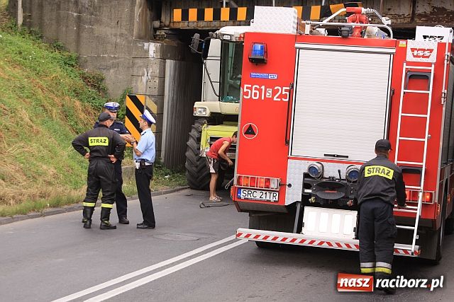 Zdjęcie w galerii na portalu naszraciborz.pl: Siadły akumulatory. Kombajn stanął wiadomości z regionu