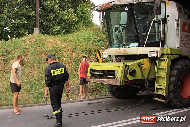 Zdjęcie w galerii na portalu naszraciborz.pl: Siadły akumulatory. Kombajn stanął wiadomości z regionu