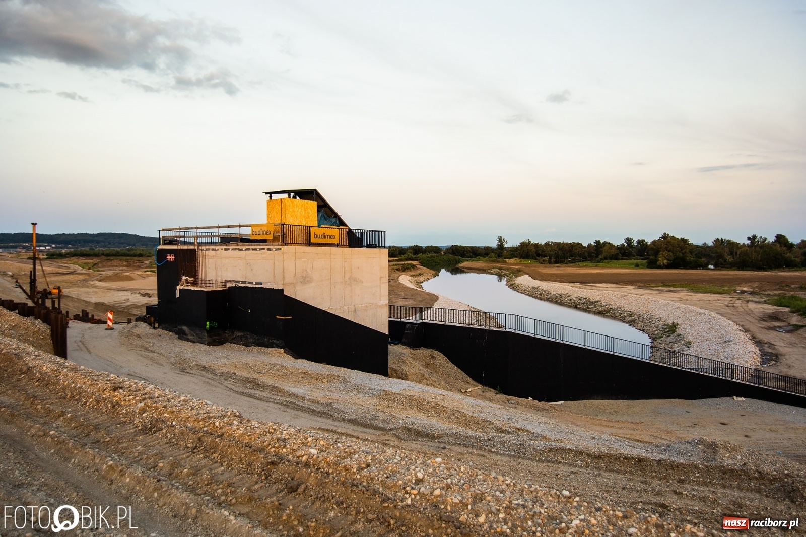 Zdjęcie w galerii na portalu naszraciborz.pl: Budowa zbiornika Racibórz. Najnowsze zdjęcia z placu budowy w rejonie Rafako  wiadomości z regionu