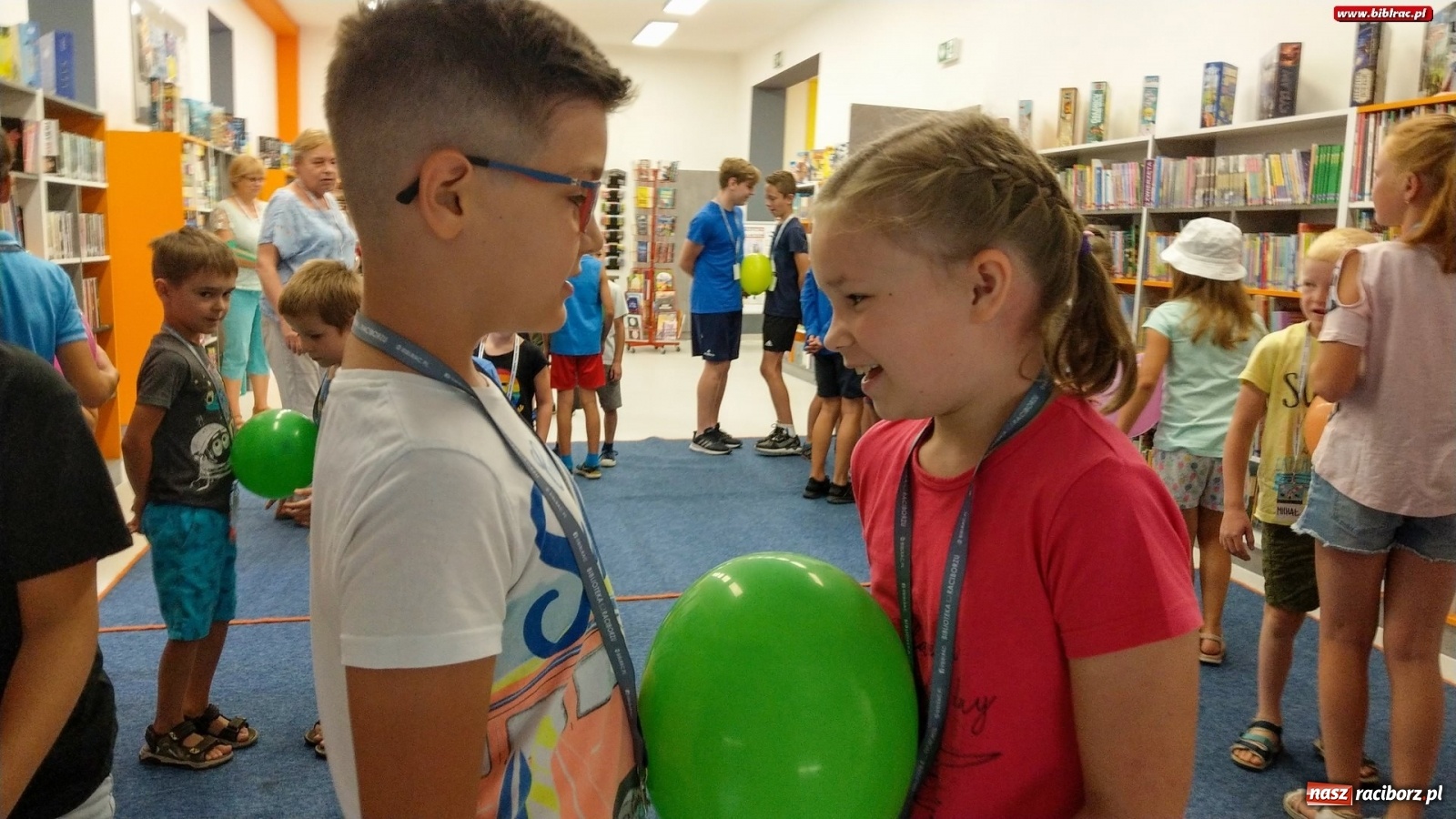 Zdjęcie w galerii na portalu naszraciborz.pl: Magiczne Drzewo w bibliotece wiadomości z regionu