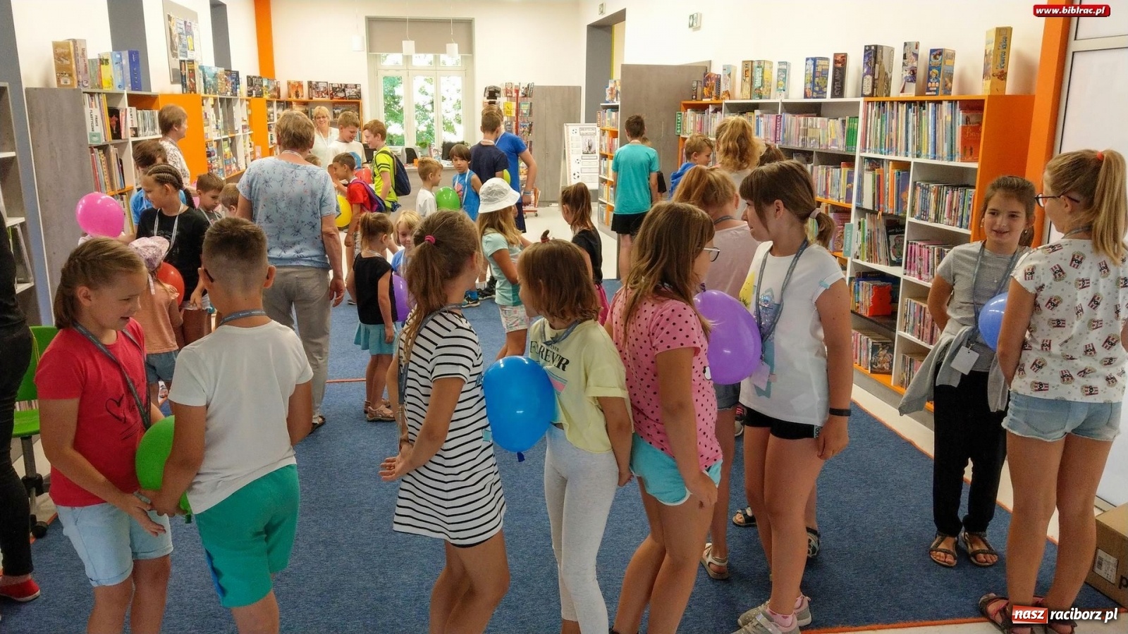 Zdjęcie w galerii na portalu naszraciborz.pl: Magiczne Drzewo w bibliotece wiadomości z regionu