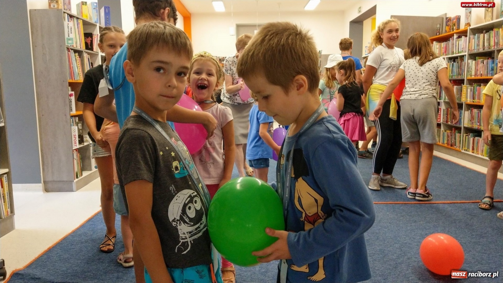 Zdjęcie w galerii na portalu naszraciborz.pl: Magiczne Drzewo w bibliotece wiadomości z regionu
