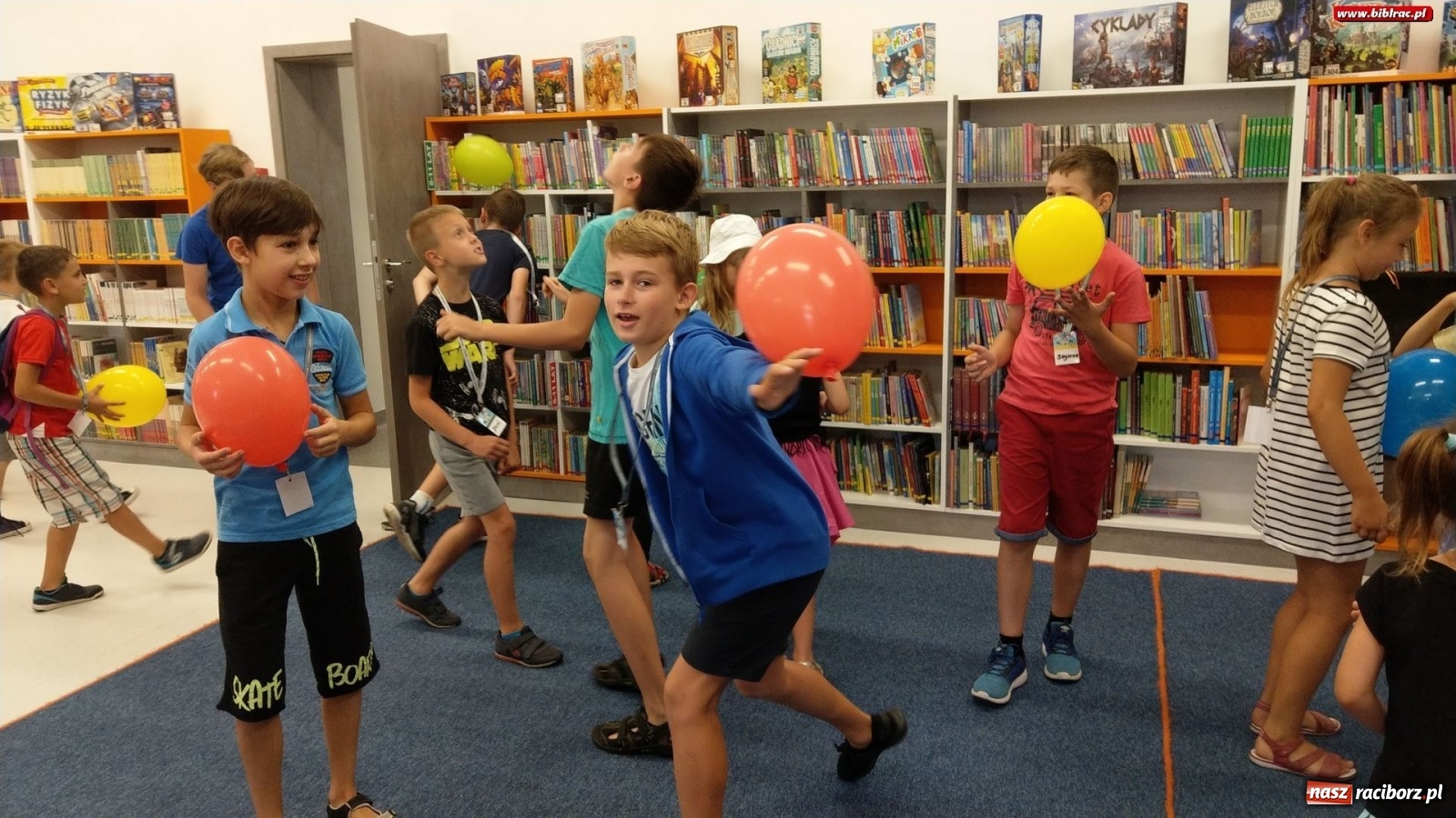 Zdjęcie w galerii na portalu naszraciborz.pl: Magiczne Drzewo w bibliotece wiadomości z regionu