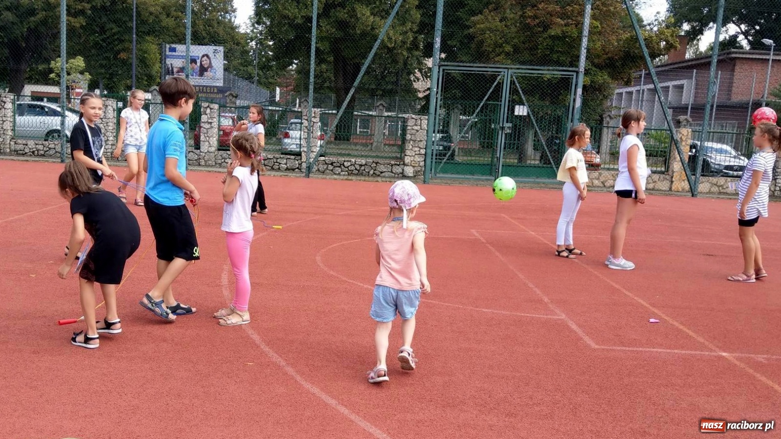 Zdjęcie w galerii na portalu naszraciborz.pl: Magiczne Drzewo w bibliotece wiadomości z regionu