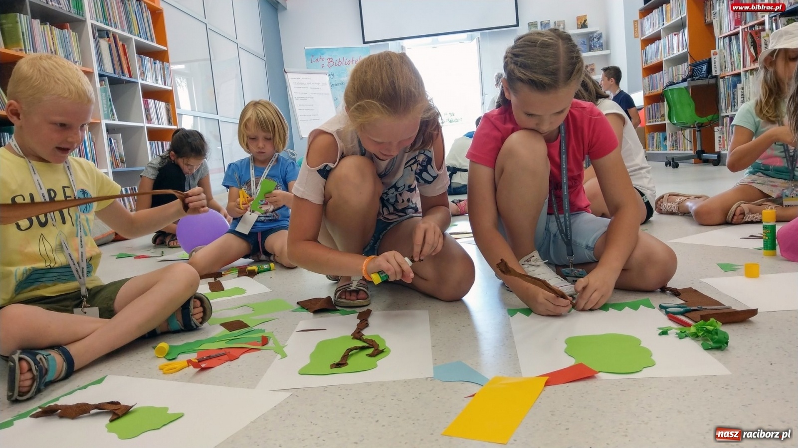 Zdjęcie w galerii na portalu naszraciborz.pl: Magiczne Drzewo w bibliotece wiadomości z regionu