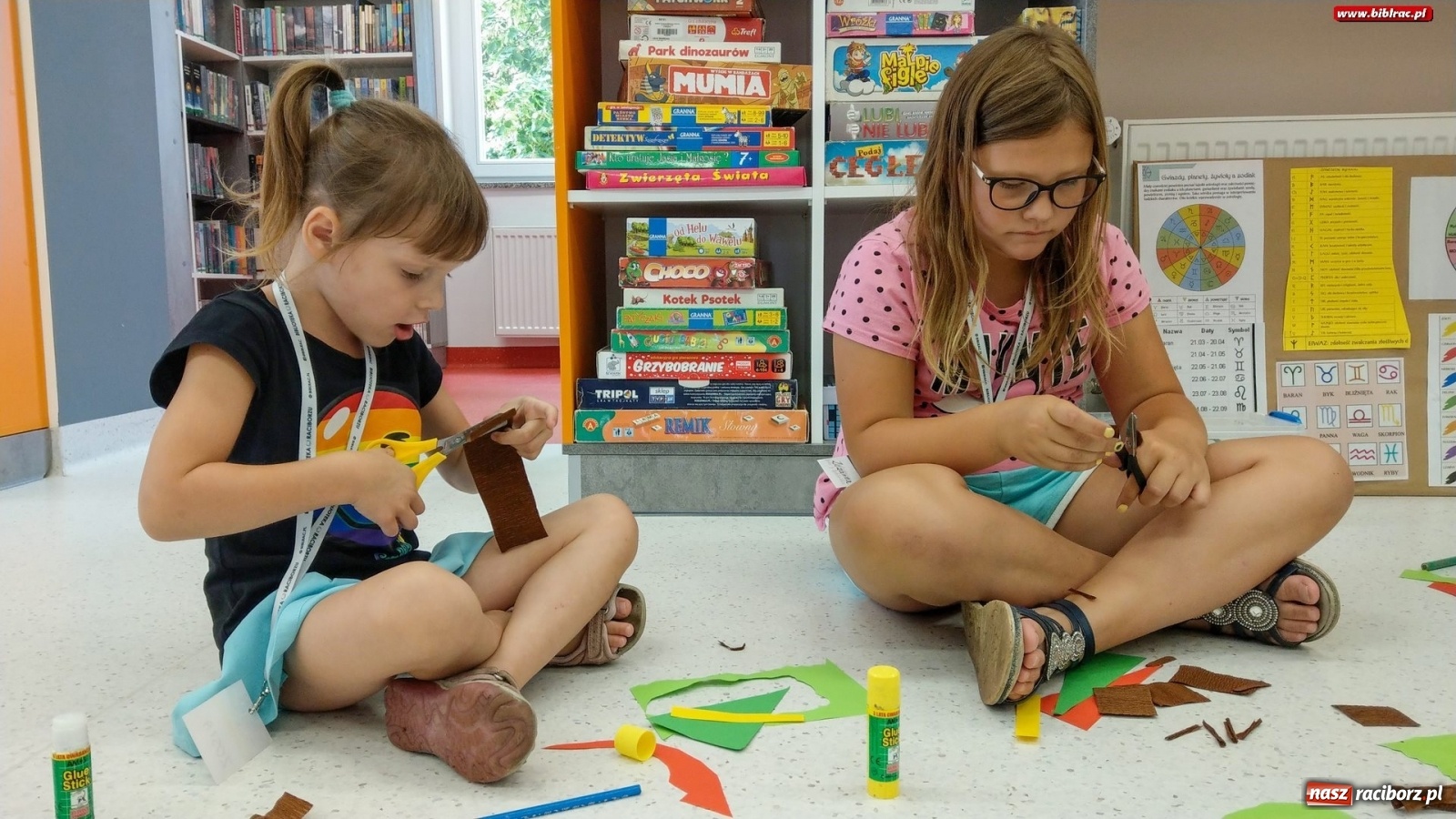 Zdjęcie w galerii na portalu naszraciborz.pl: Magiczne Drzewo w bibliotece wiadomości z regionu