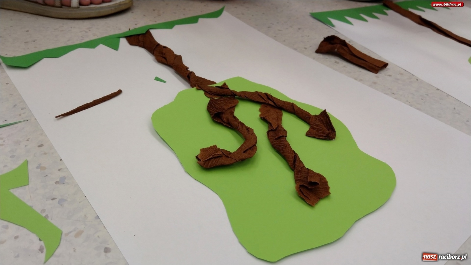 Zdjęcie w galerii na portalu naszraciborz.pl: Magiczne Drzewo w bibliotece wiadomości z regionu