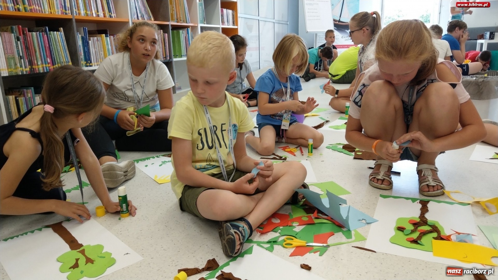 Zdjęcie w galerii na portalu naszraciborz.pl: Magiczne Drzewo w bibliotece wiadomości z regionu