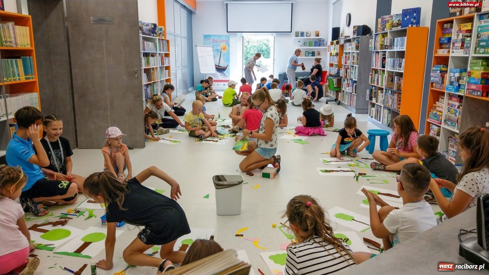 Zdjęcie w galerii na portalu naszraciborz.pl: Magiczne Drzewo w bibliotece wiadomości z regionu