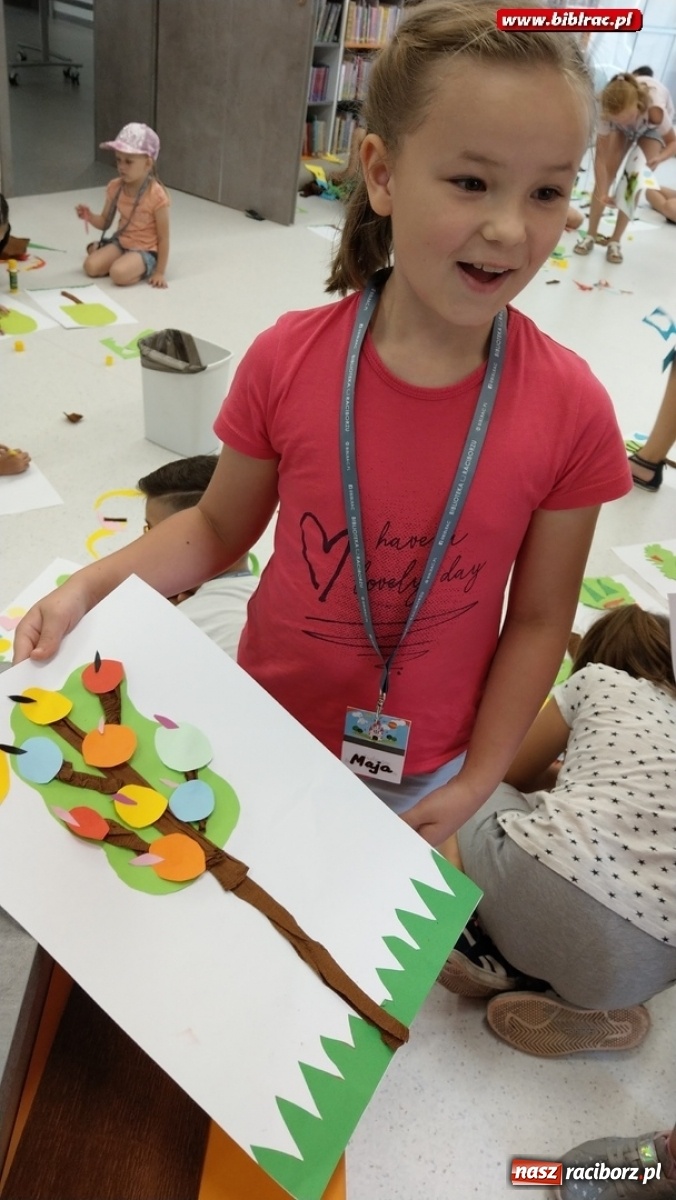 Zdjęcie w galerii na portalu naszraciborz.pl: Magiczne Drzewo w bibliotece wiadomości z regionu