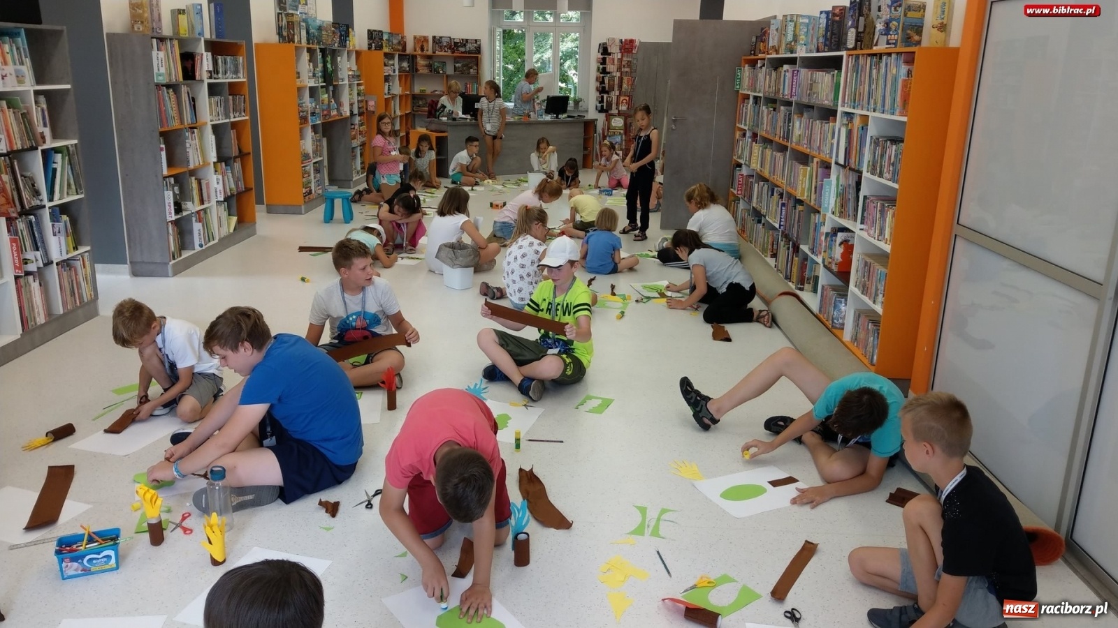 Zdjęcie w galerii na portalu naszraciborz.pl: Magiczne Drzewo w bibliotece wiadomości z regionu