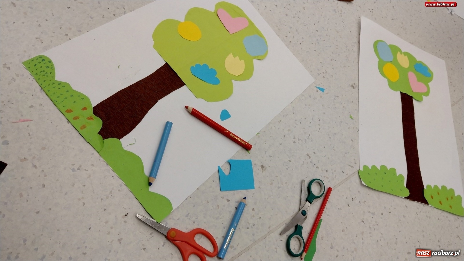 Zdjęcie w galerii na portalu naszraciborz.pl: Magiczne Drzewo w bibliotece wiadomości z regionu