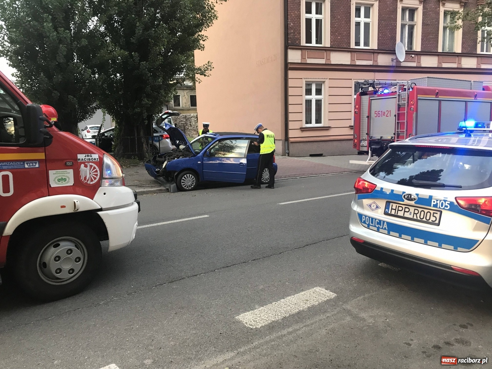 Zdjęcie w galerii na portalu naszraciborz.pl: Na Staszica volkswagen uderzył w drzewo  wiadomości z regionu