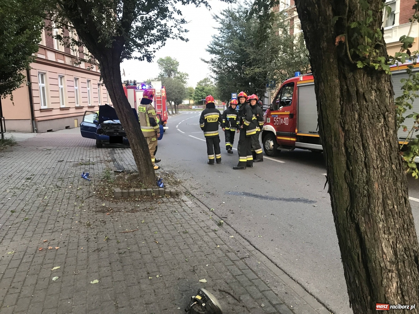 Zdjęcie w galerii na portalu naszraciborz.pl: Na Staszica volkswagen uderzył w drzewo  wiadomości z regionu