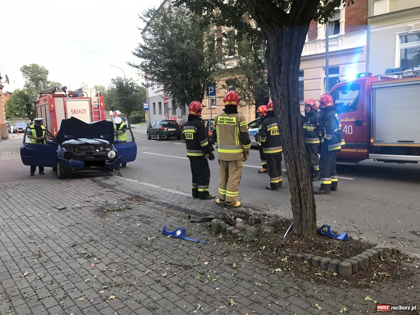 Zdjęcie w galerii na portalu naszraciborz.pl: Na Staszica volkswagen uderzył w drzewo  wiadomości z regionu