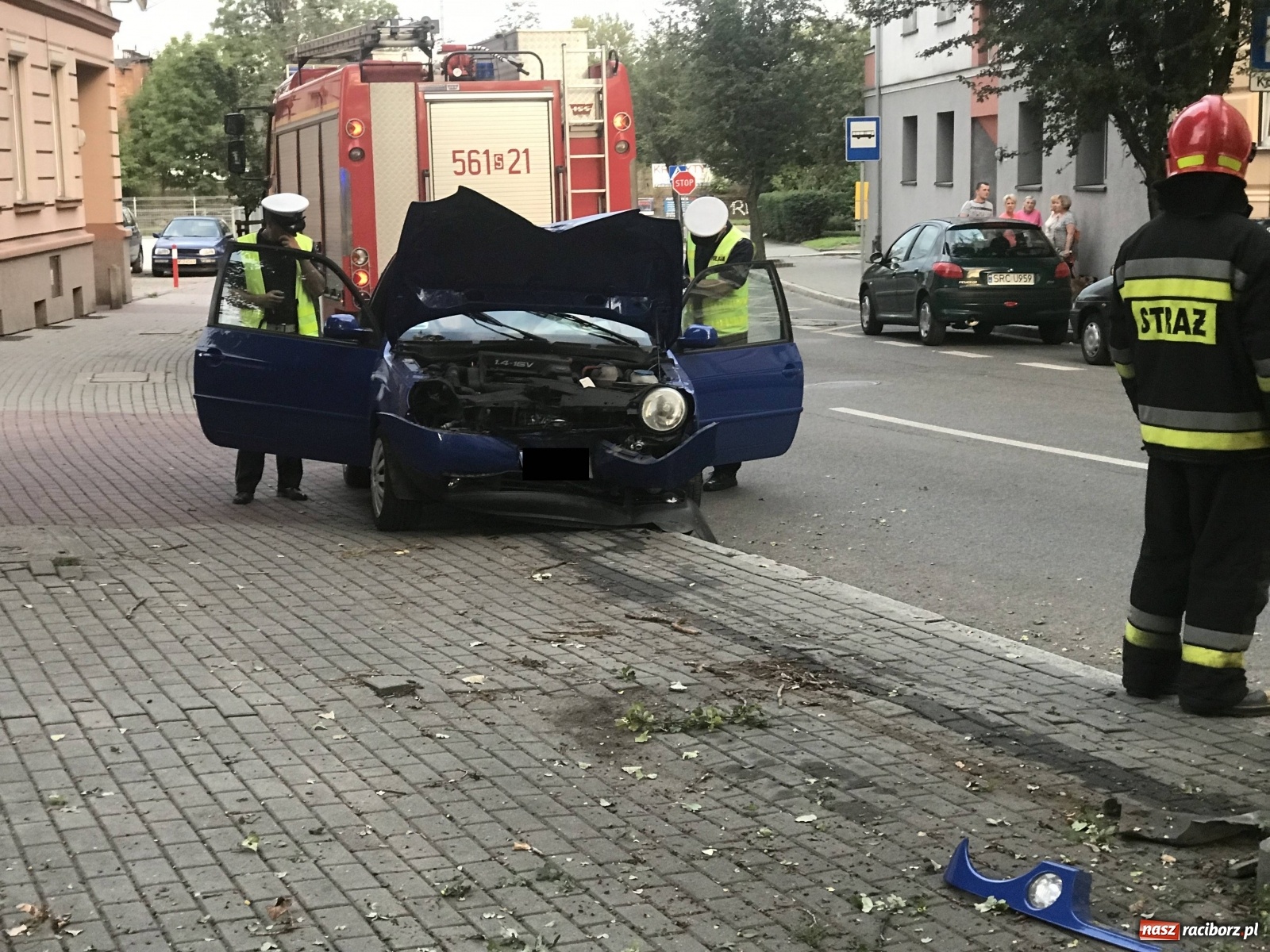 Zdjęcie w galerii na portalu naszraciborz.pl: Na Staszica volkswagen uderzył w drzewo  wiadomości z regionu
