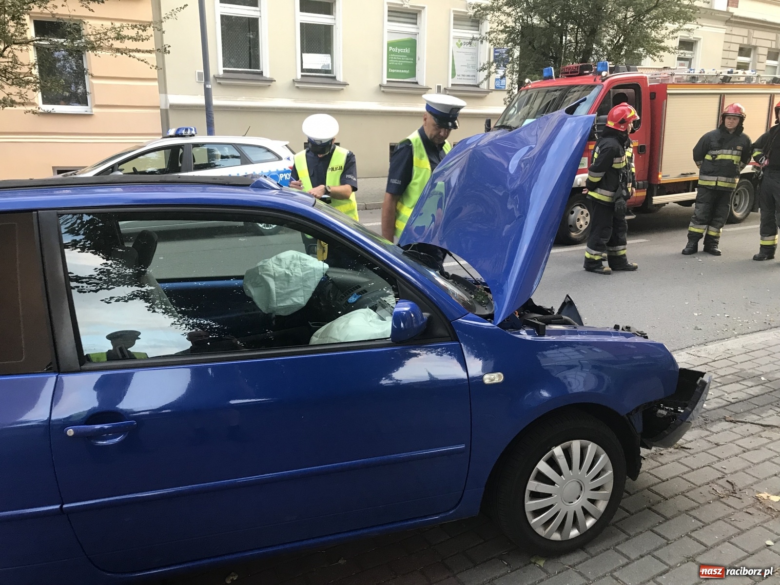 Zdjęcie w galerii na portalu naszraciborz.pl: Na Staszica volkswagen uderzył w drzewo  wiadomości z regionu