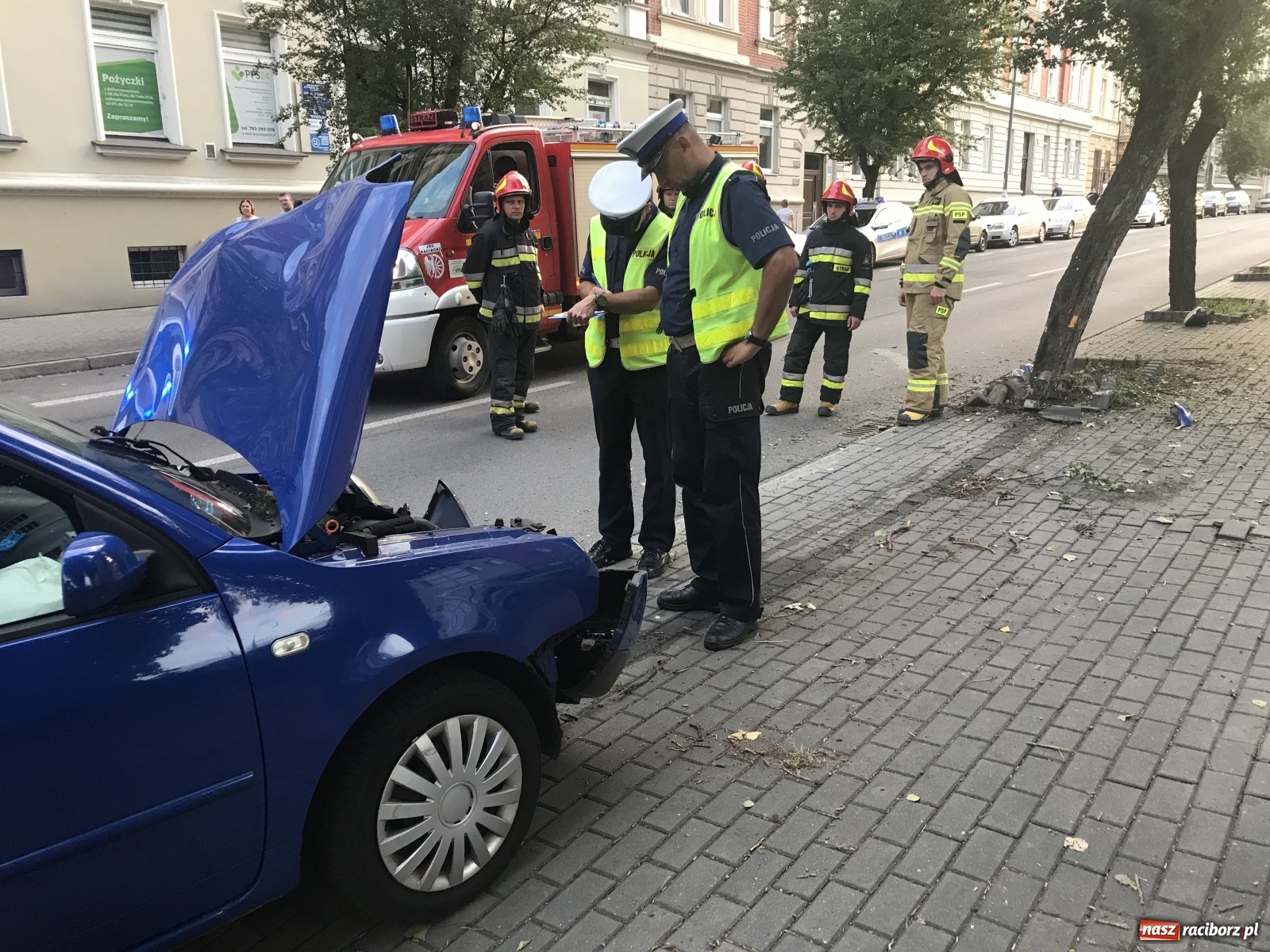 Zdjęcie w galerii na portalu naszraciborz.pl: Na Staszica volkswagen uderzył w drzewo  wiadomości z regionu